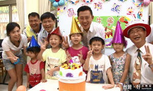 林智堅訪建功附幼 陪伴幼兒唱生日歌