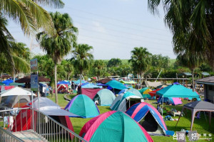 烏山頭水庫風景區每逢中秋佳節露營區露營感受園區夜間寧靜的氛圍總是人聲鼎沸、香味四起，家人好友同聚熱鬧無比。