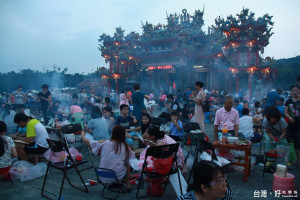 千餘新住民與家人共同烤肉體驗台灣習俗。（記者扶小萍攝）