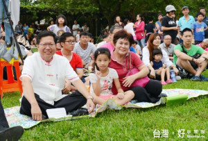 鄭市長說，利用埤塘公園，推出藝術作品，並舉辦音樂會等多元活動，讓地景藝術節相當豐富精彩。 