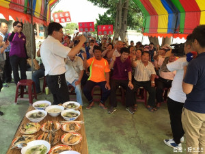 台南市虱目魚養殖協會理事長王文宗（左）率領虱目魚養殖漁民在學甲魚塭透過電視與台北凱道現場連線，發出怒吼。（記者邱仁武／攝）

