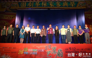 鄭市長表示，為讓鄉親體驗平安戲200多年的傳統，市府連續兩年舉行平安戲。