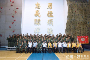 桃園市長鄭文燦前往龍潭區陸軍特種作戰指揮部出席秋節勞軍活動。