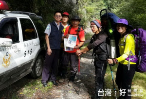 保七總隊第五大隊員警在雪霸國家公園多處登山口，勸導山友盡快下山避颱，以策安全。（圖／保七總隊第五大隊提供）