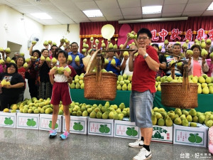 二林呷透透社團揪團做愛心　讓受扶助家庭快樂中秋節