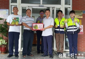 北港警友會主任蔡東霖至各派出所慰勞員警辛勞，員警也感謝警友會長期的支持與鼓勵。（記者陳昭宗拍攝）