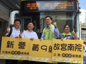 大台南黃9公車直達嘉義故宮南院案塵埃落定，市議員李退之（右二）和立委蔡易餘服務處主任黃阿家（右一）、市府交通局公共運輸處長黃耀國（左一）、觀光旅遊局行銷科長丁玲琍、新營客運董事長陳祈瑞（左二）召開記者會，宣布這個好消息。