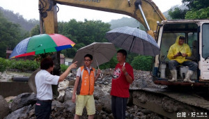 台南市楠西區照興里山區發生土石流災情，立委周陳秀霞派指派特助周奕齊（左二）、主任周獻珍趕赴現場，楠西區公所主秘章展華（左）調派怪手搶修。