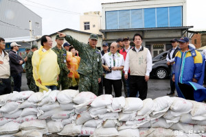 台南市長賴清德在颱風天視察將軍區青鯤鯓聚落防護工程。（記者邱仁武／攝）