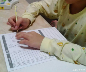 幼童學寫字動作能力是否成熟很重要。