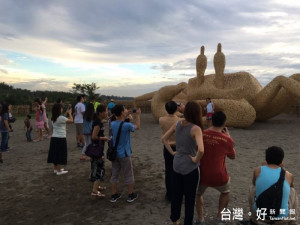 桃園地景藝術節颱風過後，15日下午活動重新開展，遊客如潮，新屋現場湧入約2萬人潮，。