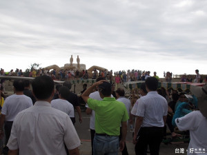 趁著颱風空檔，桃園地景藝術節擁入人潮，17日遇風暫停一天