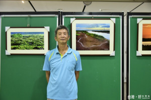 名攝影家莊錦富展出「學甲濕地之美」攝影作品。（記者邱仁武／攝）