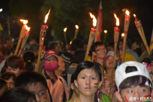 崙背水汴頭「迎暗景」，大批民眾持火把護家園。（記者郭春輝拍攝）