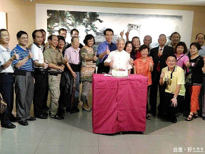 黃哲夫水墨創作展，色彩大膽嫣麗文化局展出，立委陳學聖、市議員李柏坊、楊朝偉都到場祝賀