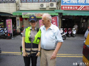 「台灣警真讚!」熱心助外籍男找回失車