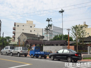 大甲文昌公園啟用幾天，因環境幽美而吸引不少民眾前往休憩運動，可是

周圍受到車輛亂停放，美況盡失，孔門里長蔡憲龍籲請主管單位劃紅線遏止亂象。（記者陳榮昌攝）