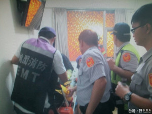 楊梅分局永安派出所員警火速趕至現場，配合消防隊將男子送醫急救，及時救回一命。