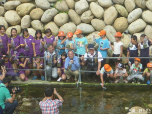 副市長林陵三（中）在水利局長周廷彰（左）的陪同下，與當地三所國小學童共同放流台灣白魚。（記者黃玉鼎攝）