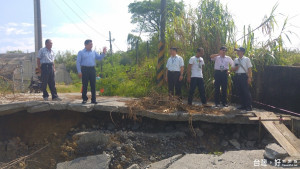 龍崎區土崎里道路崩塌，立委王定宇（左）邀集農委會水土保持局台南分局、龍崎區公所及在地里長現場會勘，籲儘早修復。