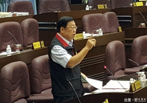 針對稅留桃園及龍潭地區商圈改造等問題，桃園市議員閻中傑於議事堂上提出質詢。