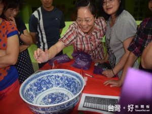 第四屆阿聰師芋頭文化館的博餅活動，二十日晚間舉辦裁判訓練，提前為

博餅活動暖身，中華民國博餅協會陳總經理到場說明博餅規矩內容後，裁

判們骰子聲、吆喝聲及笑聲充滿會場，會場呈現濃厚的歡樂氣氛。（記者陳榮昌攝）