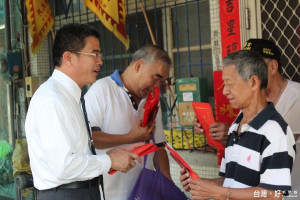 鹿港鎮重陽敬老禮金發放　黃振彥致贈禮金、長壽麵線祝賀