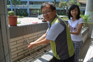 疾管署公布今年首例腸病毒重症死亡個案，市議員呂維胤（左）到校園宣導，指最簡單也最重要的防治方法便是「勤洗手」。