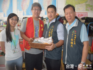 外埔區公所承辦活動，募得愛心發票四千餘張發票，二十二日由農業、社

會倆課長，捐贈華山基金會外埔天使站，祈運用加強照顧弱勢，場面溫馨

。（記者陳榮昌攝）