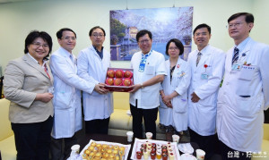 鄭市長致贈蘋果給急診室第一線醫護人員，期許醫院持續提供民眾優質的醫療服務品質，市民醫護均「平平安安」。