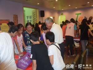 大安區第四屆中秋博餅王中王，二十五日上午展開，會場骰子聲、叫聲四

起。大安區長周琇茹擲出五子登科，眾人賀雙喜臨門。（記者陳榮昌攝）