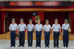 學甲警分局長鄭榮崑（中）表揚8月勤務及業務績優員警。（記者邱仁武／攝）