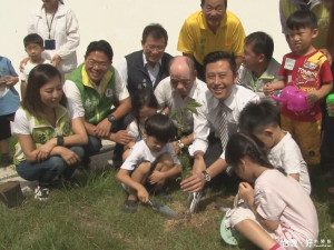 建華幼兒園開學 櫻花樹苗陪成長