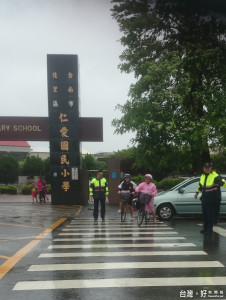 佳里分局長莊勝雄在颱風天冒雨關心學童上下學安全。（記者邱仁武／攝）