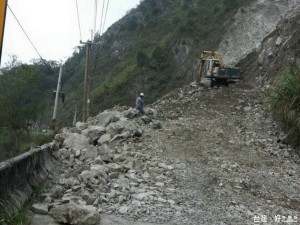 梅姬颱風的強風肆虐之下，造成梨山地區連外道路坍方、台電線路損壞而停電。（圖／台電公司提供）