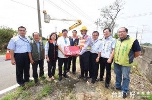 鄭市長對於台電同仁不畏風雨、日夜趕工修復，再次表達對台電同仁的感謝之意。