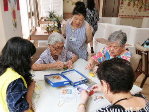 淡水兒童玩具圖書館特別推出「銀髮玩具服務」，首創送玩具到托老中心。（圖／記者黃村杉攝）