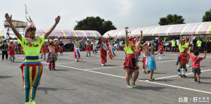 雲林原住民豐年祭，大人小孩大跳「迎賓舞」迎來賓慶豐年。（記者郭春輝攝）