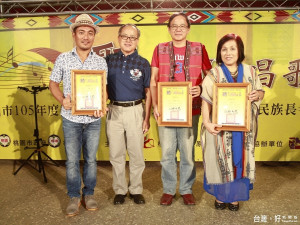 原住民族長者歌唱大賽  在復興區羅浮國展開，原民局局長林日龍頒獎給獲獎選手並與之合影