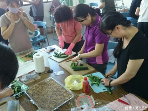 在客家美食老師葉碧蓮指導下，學員們用心的學習烹調客家傳統美食。（記者黃玉鼎攝）