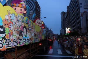 桃麻吉高雄花車大遊行 萌樣催票行銷嘉義