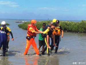 民眾捕魚誤判漲潮時間　海巡四一大隊出動救生艇救回