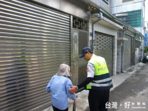 大里警方送迷路婦人回家。林重鎣攝