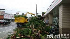 中市環保局清潔隊動員在颱風當天整理市街環境。