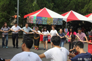 圖:邱義源校長(左3)及在場師生與原住民文化服務社社員一起跳原住民八步舞開場