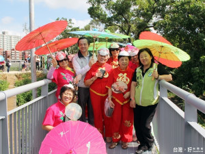 市府秘書長李憲明在桃園區長張世威陪同下親自主持揭牌啟用典禮後並與市議員邱素芬、社區12姨婆舞蹈團合影