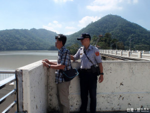 
圖:內政部警政署保安警察第七總隊第二大隊石門壩頂小隊員警黃雄峰成功將企圖跳水庫自殺的葉姓男子攔下，獲得好評。(記者陳寶印／攝)
