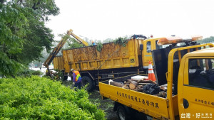 九月份兩起強烈颱風侵襲南台灣，台南市造成嚴重災損，公園、路樹災情最慘重，共吹倒大台南近一萬三千棵樹木，工務局全力進行災後復原工作。