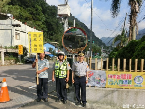 
和平警分局趁著假日在天輪發電廠台電冰棒前停車場等地，辦理交通安全宣導活動，引來遊客的注目。（記者黃玉鼎攝）