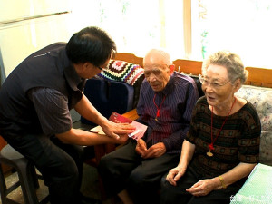 慶祝重陽 新店區長探視人瑞夫妻